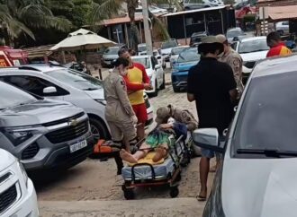 Adolescente fica ferido após bater a cabeça em pedra durante mergulho na praia de Coqueirinho