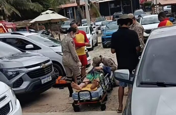 Adolescente fica ferido após bater a cabeça em pedra durante mergulho na praia de Coqueirinho