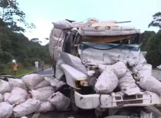 Caminhoneiro morre após colidir na traseira de carreta na Grande João Pessoa
