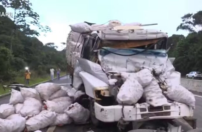 Caminhoneiro morre após colidir na traseira de carreta na Grande João Pessoa