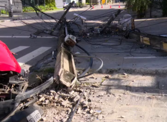 Carro derruba dois postes e causa destruição em avenida de João Pessoa