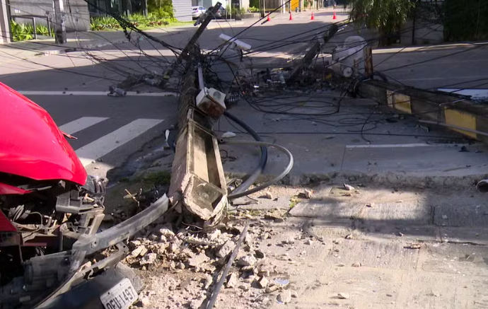 Carro derruba dois postes e causa destruição em avenida de João Pessoa