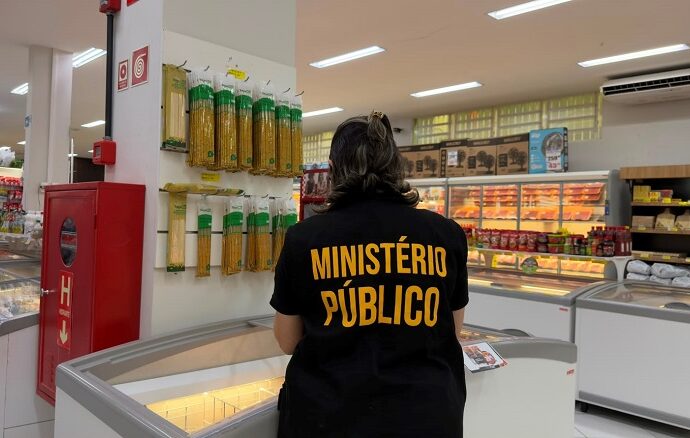 Dois supermercados são autuados por vender produtos vencidos, em Santa Luzia
