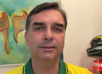 Flávio Bolsonaro é proibido de visitar o pai por 90 dias após carta escrita pelo ex-presidente