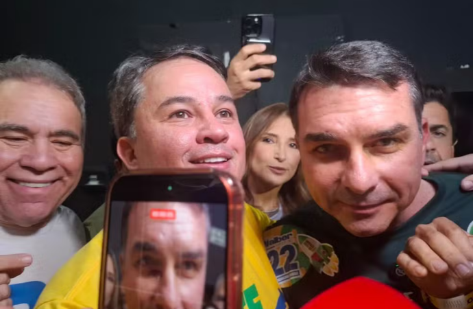Flávio cita viagem aos EUA e adia para agosto agenda na Paraíba