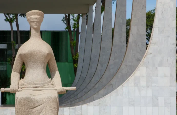 STF mantém fim da aposentadoria compulsória para juízes condenados