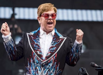 Elton John pode estar preparando show com hologramas para 2027