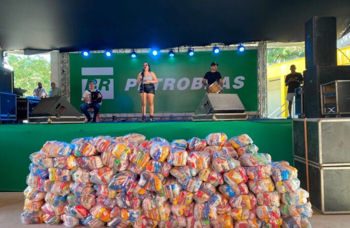 Prefeitura homenageia agentes de limpeza após O Maior São João do Mundo