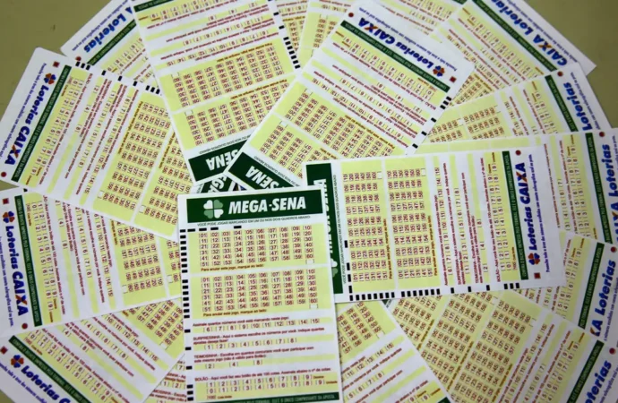 Mega-Sena acumula e pode pagar prêmio de R$ 25 milhões na terça-feira