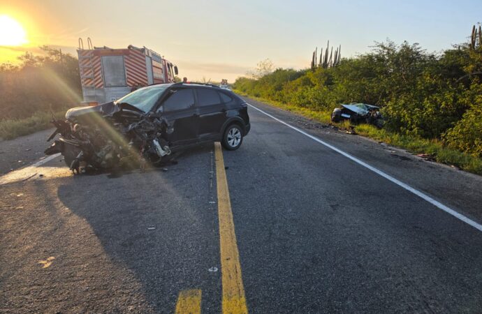 Motorista morre e duas pessoas ficam feridas após colisão entre carros na BR-230, em Soledade