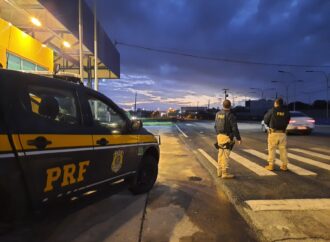 Mulher é presa suspeita de transportar 8 kg de droga dentro de ônibus na BR-230, em Cajazeiras