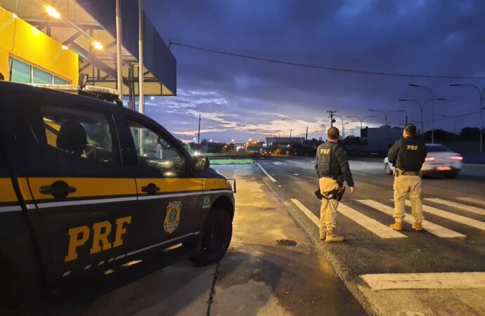 Mulher é presa suspeita de transportar 8 kg de droga dentro de ônibus na BR-230, em Cajazeiras