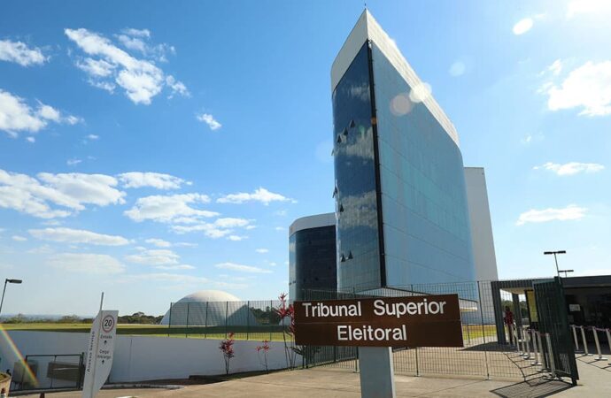Para evitar fraudes, Justiça Eleitoral barra servidores com familiares na disputa