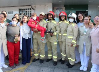 Hospital Pediátrico da Unimed JP realiza sonho de pequeno paciente que quer ser bombeiro