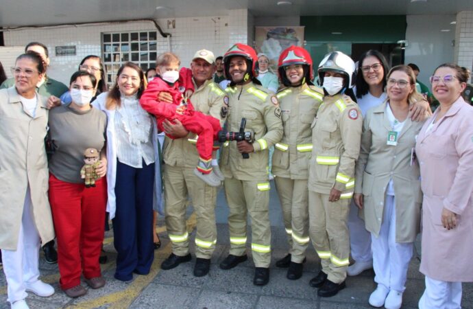 Hospital Pediátrico da Unimed JP realiza sonho de pequeno paciente que quer ser bombeiro