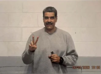 Sorridente e com mensagem religiosa, Maduro aparece em fotos na prisão nos EUA