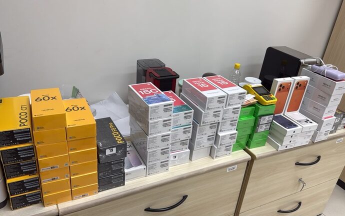PF prende homem com celulares, relógios e perfumes com irregularidades, em Campina Grande