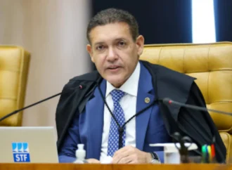 TSE determina volta de Flávio Bolsonaro ao PL e libera registro de candidatura