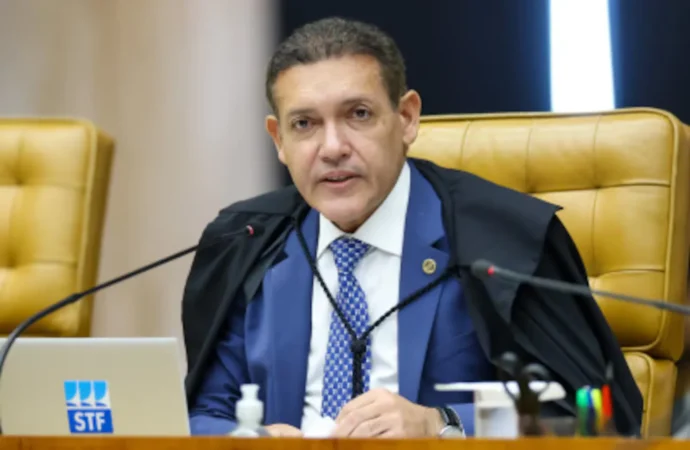 TSE determina volta de Flávio Bolsonaro ao PL e libera registro de candidatura