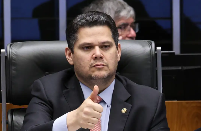 Alcolumbre destrava PEC do fim da 6×1 após conversas com Lula