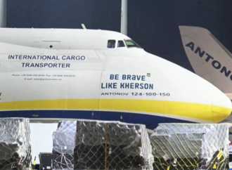 Drone com explosivo fecha aeroporto na Alemanha; colisão força pouso