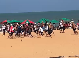Confusão com torcedores do Santa Cruz é registrada na orla da praia de Cabo Branco, em João Pessoa