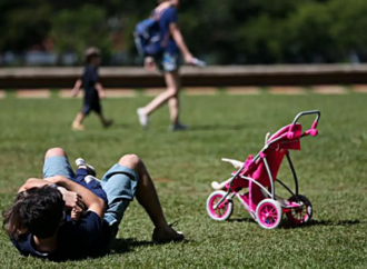 Pais estão menos presentes na criação de filhos, aponta estudo