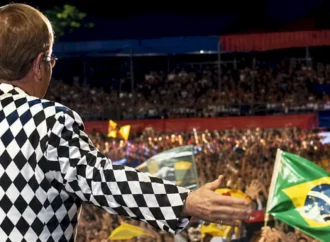 Show que marcou a 1ª visita de Elton John ao Brasil há 31 anos será exibido nos cinemas