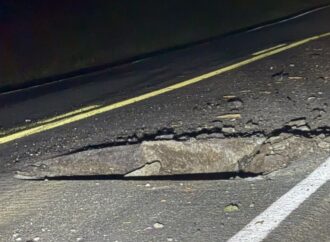 Cratera se abre na BR-230 após pedra de granito se soltar de caminhão, na Paraíba