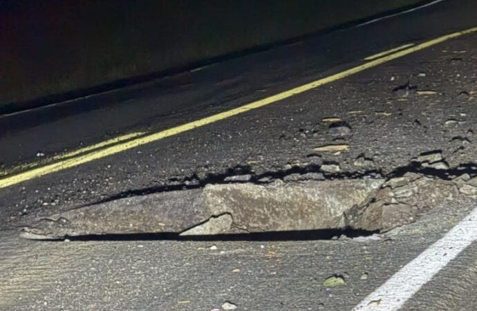 Cratera se abre na BR-230 após pedra de granito se soltar de caminhão, na Paraíba