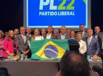 Flávio Bolsonaro anuncia deputado como vice