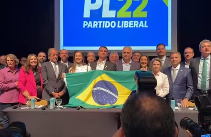 Flávio Bolsonaro anuncia deputado como vice