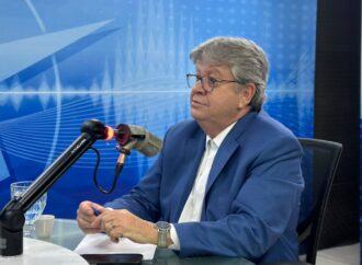 João Azevêdo explica saldo de R$ 4 bilhões em caixa da Paraíba