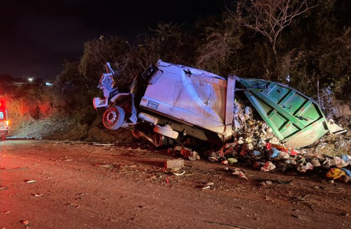 Acidente entre caminhão, carro e motos deixa três mortos e feridos na BR-104, no Agreste