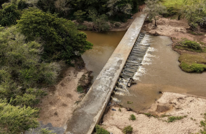 Prefeitura de Guarabira conclui concretagem de passagem molhada no sítio São José de Miranda