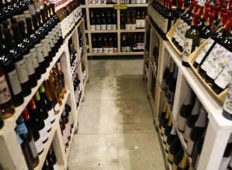 governo notifica gigantes do setor por permitir compra de bebida alcoólica