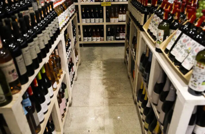 governo notifica gigantes do setor por permitir compra de bebida alcoólica