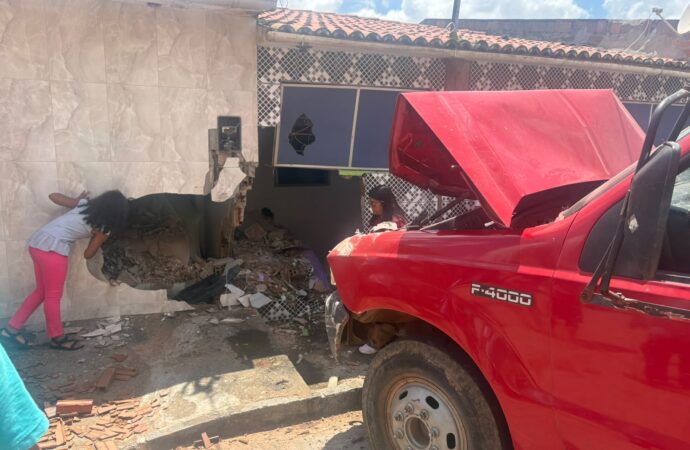 Caminhão carregado de tijolos desce ladeira e bate em duas casas na PB