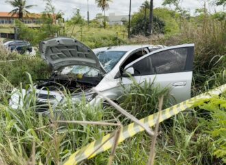 Motorista diz à polícia que perdeu controle do carro por água na pista e atropelou casal no Conde