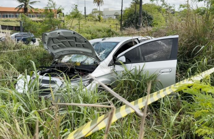 Motorista diz à polícia que perdeu controle do carro por água na pista e atropelou casal no Conde