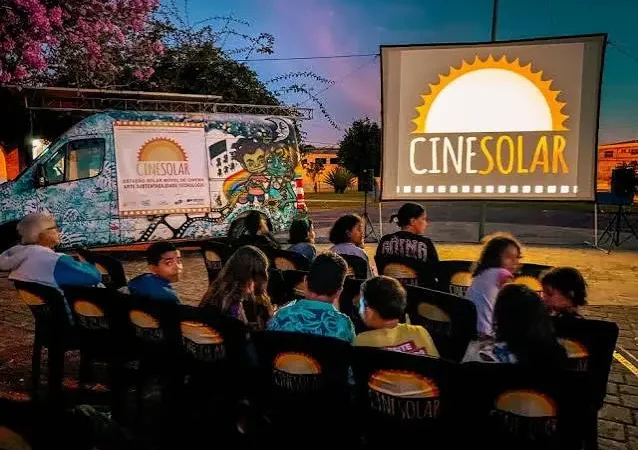 CineSolar, 1º cinema movido a energia solar do Brasil, exibe ‘Divertida-Mente 2’ em Santa Luzia com entrada e pipoca de graça