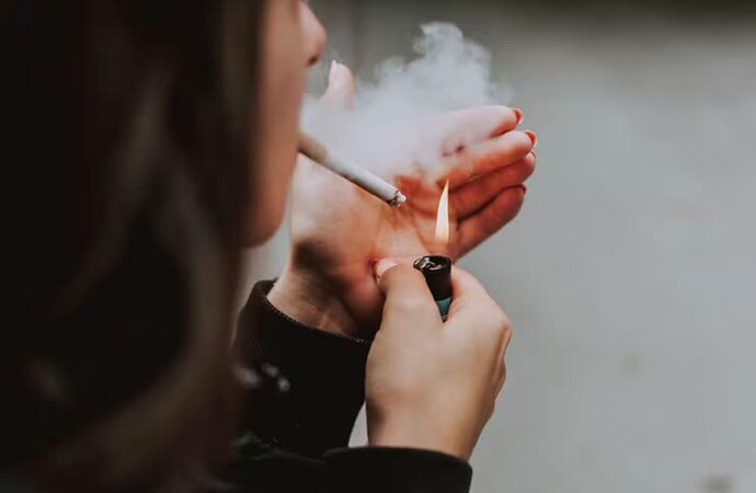 Jovens de 16 a 24 anos lideram tabagismo no Brasil