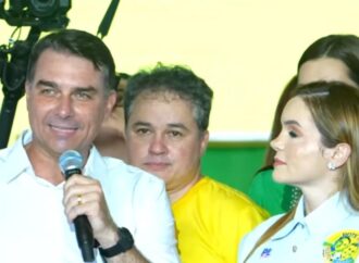 Flávio Bolsonaro promete voltar à Paraíba com Jair Bolsonaro se vencer as eleições de 2026