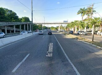 Acidente entre moto e carro deixa duas pessoas feridas na BR-230, em João Pessoa