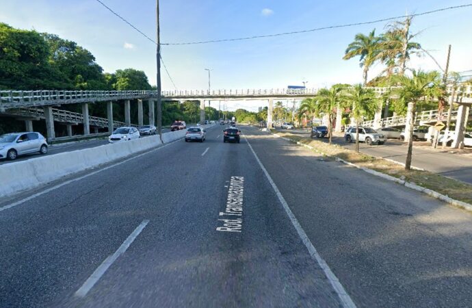 Acidente entre moto e carro deixa duas pessoas feridas na BR-230, em João Pessoa