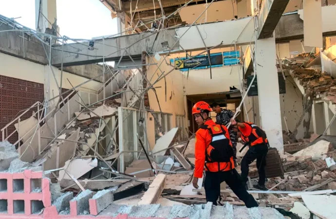 Terremoto de magnitude 7,7 mata ao menos 47 na Indonésia