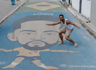 Em meio ao destaque pós-Copa, Matheus Cunha curte férias no Nordeste e recebe carinho dos fãs
