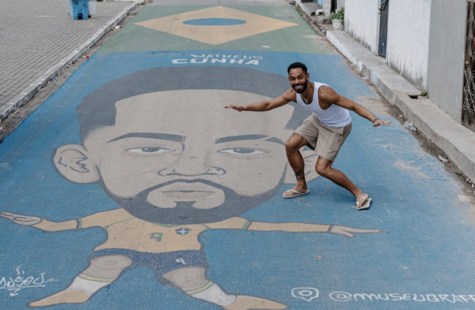 Em meio ao destaque pós-Copa, Matheus Cunha curte férias no Nordeste e recebe carinho dos fãs