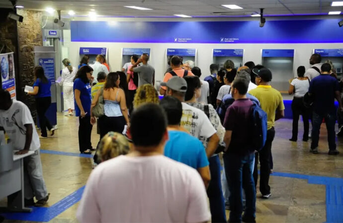 Bancos não apresentam reajuste e bancários decidem na segunda-feira sobre paralisação