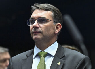 Mendonça inclui Flávio Bolsonaro como investigado